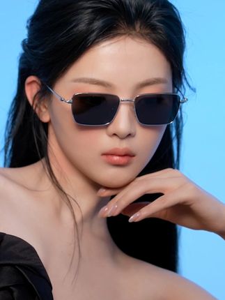 绰约翩然,唤醒优雅风格。 ,@杨超越 in #帕莎新钱框 PS2074-S,微梯形框型设计,添赋沉静气质,金属细边加持精致感;高清尼龙镜片,有效防晒,舒适升级。,#PRSR帕莎眼镜 #PRSR帕莎眼镜品牌代言人杨超越 #杨超越同款