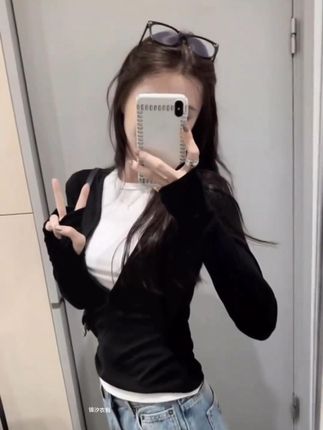 姐妹们日常出街就这么穿,简约又不失酷感,随手一拍都是大片 #简约穿搭 #辣妹穿搭 #高级感穿搭 #酷女孩穿搭 #极简穿搭