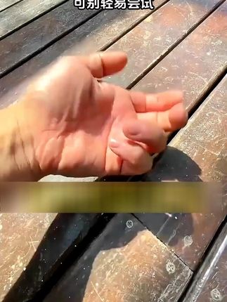 九月六号水性防腐木油实木家具养护专用清漆透明防水耐候实用室外 可别轻易尝试这款防腐木油,不然你会发现自家木材变得跟新的一样!它就是水性防腐木油,能让木材自然风化,还耐刮耐磨,不会开裂变形。一般的防腐木油不是会渗色就是容易起皮,而我们的木油不仅干得快,施工方便,还不沾灰,刷完后也不会影响木材原本的颜色。#防腐木油 #防腐木油漆 #防腐木油漆厂家 #防腐木油漆翻新 #防腐木油漆室外