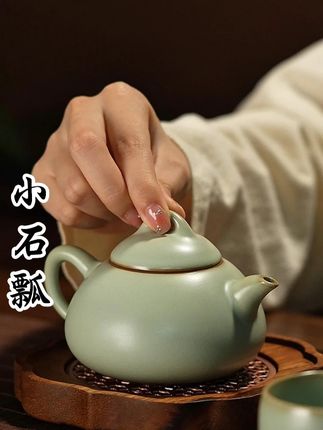 石瓢壶:一握知拙雅,茶汤养初心 #汝瓷 #茶具 #瓷器 #茶壶 #石瓢壶