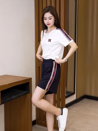 冰丝运动套装上身,高弹不束缚,凉感相伴尽情挥洒汗水#冰丝运动套装 #遮肉显瘦 #小个子穿搭#面料舒适透气
