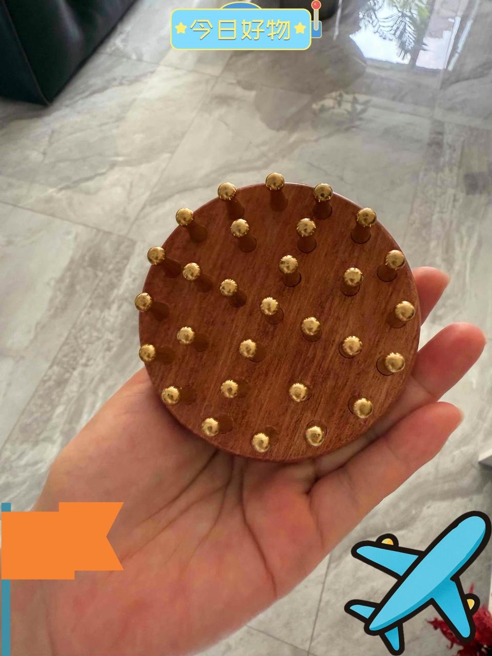 什么样的人更适合黄铜刷? 进阶版的, 或者想要一步到位, 早点拿结果的, 对自己狠一点的姐妹, 你就直接去入手这个黄铜刷。 都说黄铜是经络刷最后的归宿, 都是有道理的, 但你可别买错了, 也别买贵了, 之前有姐妹说她买成100多, 要是买到含铅的, 那还不如不刷。