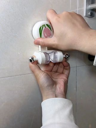 浴室装两个郁金香吸盘花酒支架,平时洗澡洗衣服洗头刷地垫就很方便#实用好物 #花酒支架 #吸盘置物架花洒固定支架 #生活小帮手