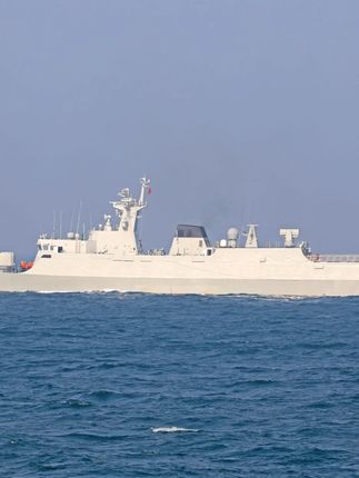 【全速出击,他们在大海中救起落水群众→】 近日,正在浙东某海域执行任务的东部战区海军某护卫舰支队济宁舰,发现并成功救起1名落水群众。(作者:倪致远 董羿圻 任伟 周扬 | 编辑:许林博)