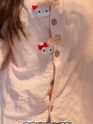 可爱kt 睡衣套装 就喜欢这种精致可爱的睡衣,宽松的版型慵懒自在真的很好穿啊,自带胸垫真的很贴心#可爱睡衣#秋季新款#软妹#面料柔软舒适#家居服