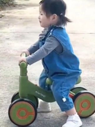 "🚲1-3岁平衡车!防侧翻四轮 带音乐灯光超炫" 儿童平衡车1-3岁婴幼儿宝宝防侧翻音乐灯光滑步车溜溜车四轮炫酷. #平衡车 #1岁玩具 #学步车 #儿童运动 #早教玩具