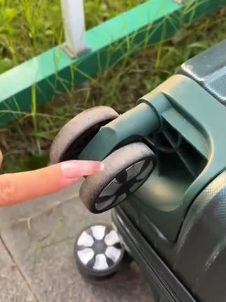 #实用好物 #行李箱轮子保护套 #出差旅行必备 #家庭必备.