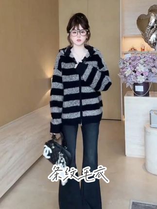 浩哥严选条纹毛衣,把秋冬的慵懒暖意穿得超耐看!经典条纹不挑人,避开撞款尴尬,全羊毛面料软糯亲肤,贴身穿暖而不扎,锁温抗寒超实用。宽松版型藏肉无束缚,外穿随性、内搭利落,搭牛仔裤是休闲风,配半身裙显温柔。通勤逛街都适配,轻松拿捏秋冬慵懒感,保暖又有日常范儿!#显瘦穿搭 #日常搭配 #减龄 #时髦精 #百搭款