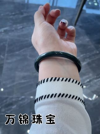 🌸给老妈买一只这个手镯吧,虽然这个钱你花的不多,但是真的可以让老妈开心一年两年,三年,那这个钱花的太值了!#万锦珠宝 #塔青 #手镯 #和田玉直播 #珠宝首饰