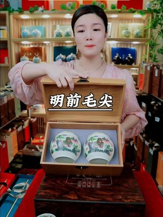 绿茶珍品,毛尖典范 终于等到了这一口鲜!今年的明前毛尖,干茶细秀如梭,白毫超多。冲泡后茶叶慢慢沉底又立起来,汤色清澈透亮,是那种很嫩的绿。香气是清雅的栗香,入口简直鲜掉眉毛,回甘甜甜的,这就是春天最本真的味道吧!包装是淡雅的绿色系,自己喝或者送人都超级合适!#明前毛尖 #喝春天第一口鲜 #绿茶 #在抖音入手的好东西