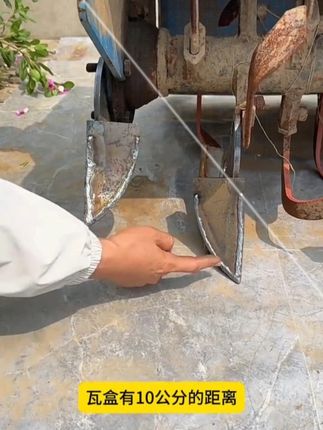 【耕地不遗边角!旋耕机通用边犁硬核开荒🚜】 耐磨焊条层层点焊,犁刃硬度飙升,碎石秸秆轻松撕碎! 左右双侧灵活安装,田埂死角一犁啃平,效率直接拉满~ #旋耕机配件 #农耕神器 #农机省油技巧 #精准农业 #种植黑科技