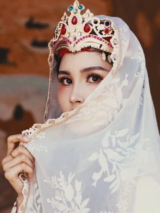 大美新疆 ,自古便是丝路酒香浸润的土地,焉耆盆地和硕的戈壁绿洲深藏千年醇香。天山雪水融作甘洌,大漠阳光酿出饱满。木兰朵全新马兰开花系列,便出自这绮丽之地。品饮木兰朵新酿,尽享西域水土与时光共酿的绵长。 #木兰朵 #木兰朵马兰开花二十一 #新疆葡萄酒 #木兰朵m218 #命蕴大美