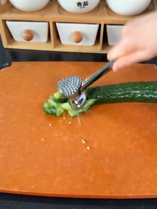 家用双面牛排锤肉器!敲猪肉、打牛肉都好用,轻松断筋让肉更嫩,还能做肉松。防滑手柄握感稳,双面设计敲打高效,厨房松肉神器选它超省心~