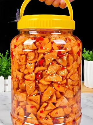 麻辣萝卜干!脆!鲜!麻!辣! 这口萝卜干咬下去咔呲作响,麻辣鲜香在舌尖炸开!老坛腌制锁住脆嫩,秘制辣油浸透每一丝纤维,配粥拌面、空口吃都上瘾,越嚼越上头,根本停不下来! #麻辣萝卜干 #好吃又下饭 #下饭神器 #超便宜超划算 #抖音美食推荐官