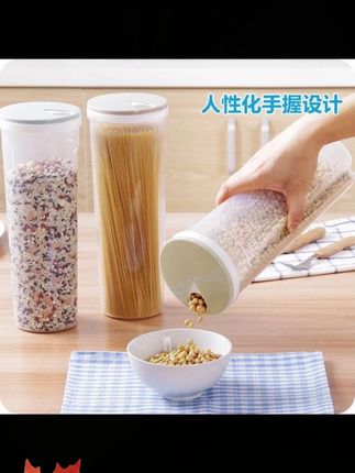 #家用面条收纳盒 终于找到这种能装面条的收纳罐了!以前面条开封吃不完容易受潮,这个就很合适,不仅密封性好,还能定量取面,一人吃用这个小孔轻轻一划,刚好就是一个人的量,真的太实用了!#大容量杂粮挂面储存罐 #挂面收纳筒 #带盖透明大号旋转防潮挂面桶