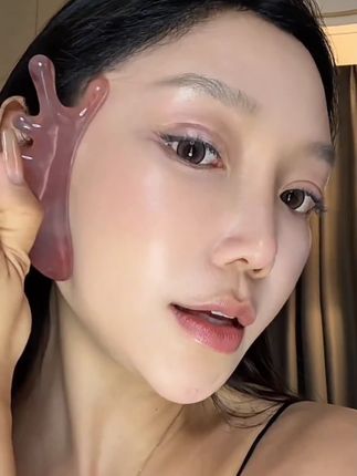不仅促进贵价护肤品吸收,还能让面部越来越精致 每晚护肤完拿出来按摩一下#四合一按摩梳 #面部按摩 #脸部按摩工具 #精致女人必备