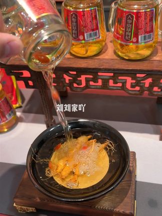 12 瓶人参枸杞酒摆放得整整齐齐,不管是提着去看望爸妈,还是送给领导、朋友,别人一接到,立马就能知道你花了心思,比送那些看着花哨但没啥内涵的东西可有面子多了!#好喝不贵 #人参枸杞酒 #人参酒 #养生酒 #口粮酒