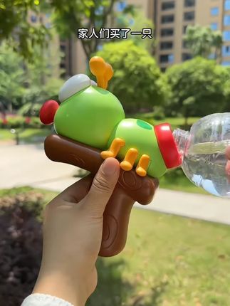 天气越来越热了,喜欢玩水的朋友可以安排上这个电动连发喷水枪,一键就能持续连发,而且还不漏水,特别适合夏天跟朋友打水仗的时候用,全自动的设计让你轻松取胜!无论是大人还是小孩都能轻松操作,赶紧给家里的宝贝买一个吧,夏天就要来了,快去准备起来!#水枪 #水枪玩具 #儿童水枪 #儿童水枪玩具 #儿童水枪推荐