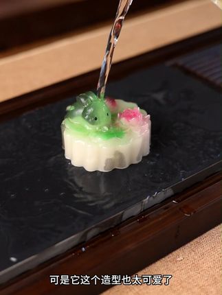 天呐,本来我也不想买啊。可是它这个造型也太可爱了 天呐,本来我也不想买啊。可是它这个造型也太可爱了,谁顶得住啊。月饼造型,上面的兔子和莲花栩栩如生非常可爱,热水一浇就变色,从灰色变得晶莹剔透,非常好看。摆在茶盘还能当摆件,泡茶时还能当盖置,实用又有趣,而且价格实惠,茶友们赶紧 #变色茶宠 #摆件 #茶玩