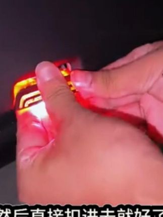 鑫亮靓适用于奔驰迎宾灯新e级车门装上迎宾灯 给奔驰车前后车门装上迎宾灯,瞬间提升挡次#车门迎宾灯 #迎宾灯 #汽车好物 #汽车用品 #汽车装饰
