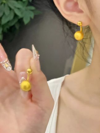 好喜欢!好灵动的耳钉啊啊!这款是可以拆卸的,不像那么引人注目的可以把磨砂珠珠拆下来就是一个小光珠耳钉了!!(7043)#黄金耳环 #足金999 #黄金首饰 #首饰分享 #美开乐珠宝
