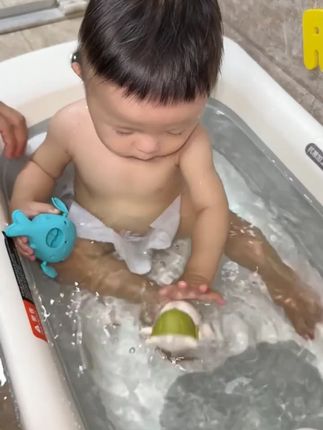 英氏婴儿洗澡盆儿童可折叠坐躺家用洗澡桶婴幼儿浴盆宝宝洗澡用品#婴儿用品 #洗澡盆 #可折叠 #宝宝洗澡 #英氏