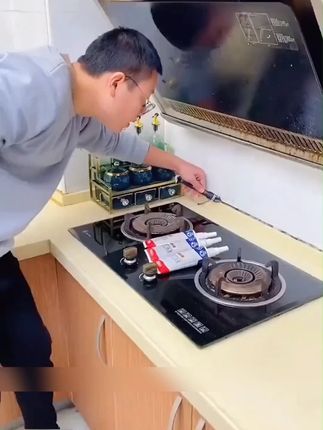 操作简单,家里一些有缝隙的地方包括卫生间马桶,厨房水槽隙都可以用上它,操作简单 #瓷缝胶 #居家必备 #操作简单家里