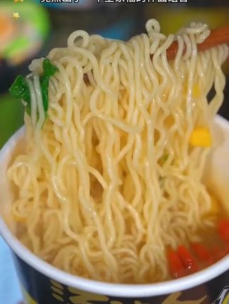 汤达人 【全家福杯面】豚骨拉面酸辣方便面泡面碳水夜宵汤多口味#汤达人 #全家福杯面 #方便面 #碳水夜宵 #多口味