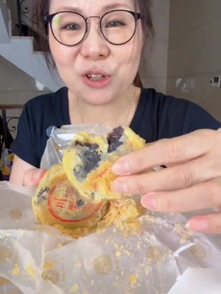 上海金山亭林月饼真的巨巨好吃!外皮酥脆,里面满满的馅料,一口下去油而不腻,微甜,口感丰富,超满足! #上海金山亭林月饼 #强烈推荐 #酥酥脆脆满口香 #好物推荐 ? #好吃不贵经济实惠