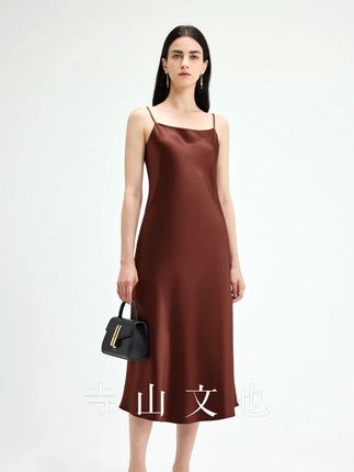 真丝吊带裙的丝滑暴击✨ 修身剪裁垂坠感绝了,走路自带柔光 #真丝连衣裙 #穿出高级感 #夏天该有的样子 #寺山文也