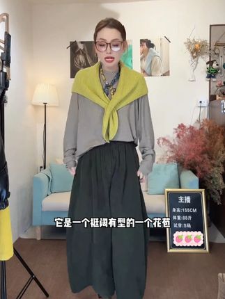 极简百搭印花T恤舒适亲肤上衣+ 慵懒感灯芯绒阔腿八分裤女#两件套  #显高显瘦显腿长 #设计感小众上衣 #秋季搭配 #这样穿太好看了