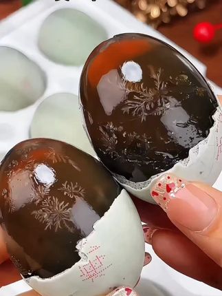 老师傅用传统工艺慢腌,蛋白紧实却不发硬,嚼起来带着淡淡的松花香,一点不齁不涩#松花蛋 #营养丰富 #松花皮蛋