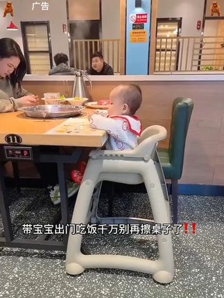带宝宝出门吃饭,这个#一次性餐垫 一定要安排上,方便又卫生,再也不用担心桌子擦不干净了#母婴好物 #出门必备
