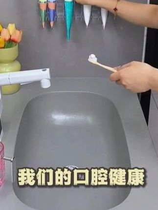让牙膏、洗面奶、护手霜..统统上墙,节省台面空间,卫生也好打扫,还拿取方便!!#牙膏洗面奶挂架 #化妆品挂架