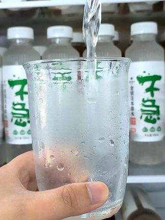 一瓶能把配料表喝出来的饮料,满满的的都是植物草本的清香 #银杞 #熬夜加班 #宿醉第二天 #配料表干净 #金银花