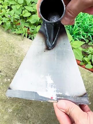 农用锄头加厚锰钢锄头带柄锄头开荒翻土锄草锄头三角锄头全钢锄头#农用锄头 #加厚锰钢锄头 #开荒锄头 #锄草工具 #带柄锄头