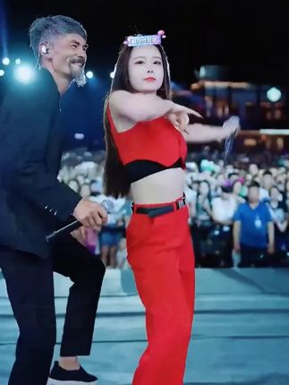 云南小黑哥挑战唐艺大舞台,声音神似张信哲,和唐艺合唱惊艳全场!#🌈唐艺 #音乐现场 #神级现场 #唐艺大舞台 #户外直播现场