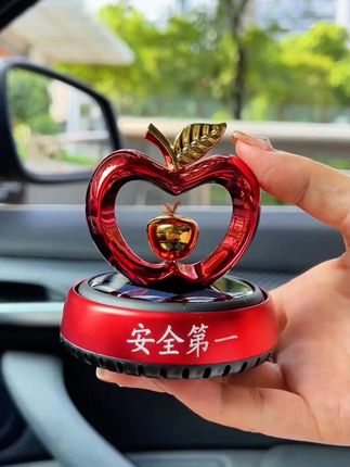 车内摆件太阳能旋转苹果车载香薰可以订制刻字创意中控台装饰礼品#车载香薰 #太阳能摆件 #订制刻字 #车内装饰 #创意礼品