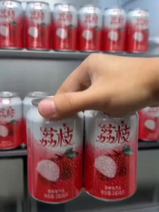 时令荔枝与汽水的完美融合,不愧是国货健力宝,还是那个小时候爱喝的味道!!!#健力宝 #荔枝味汽水 #口感特别好 #我超好喝 #夏日饮品