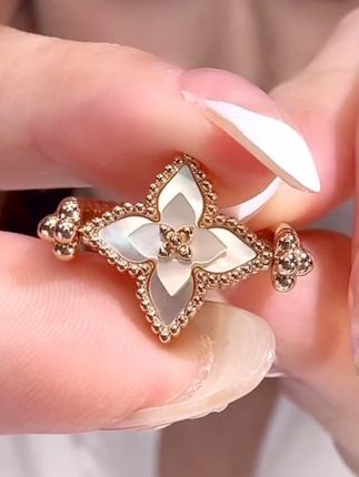 镭射+白色老花双面戒指💍,简直就是人间富贵花 #戒指 #时尚单品 #首饰分享 #精致女人精致生活 #离氛围感美女差一套饰品