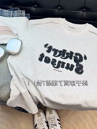 潮男们集合!夏天就该穿这件超酷的短袖T恤!320g重磅面料,质感超绝。独特的模糊印花,个性又吸睛,拉链设计的五分袖更是别具一格。宽松版型,上身超舒服还百搭,轻松拿捏潮流感,别犹豫,快冲!#夏季短袖 #潮牌T恤 #个性印花 #宽松上衣 #时尚穿搭