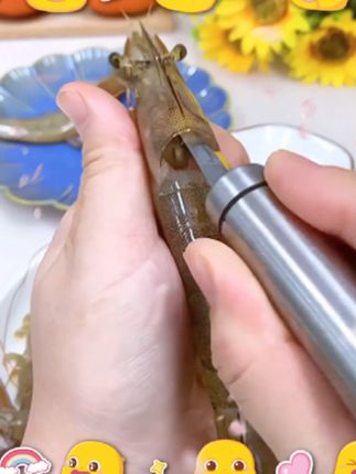去虾线总不得劲?这款剥壳刀太给力,一插一拉虾线就掉,不伤虾肉,整盘虾分分钟处理好 #去虾线 #好物推荐 #虾线剔除刀