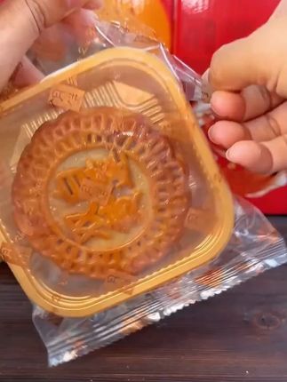 广式真双蛋黄莲蓉味月饼中秋送礼员工福利经典口味月饼糕点零食 200克一个双蛋黄莲蓉味月饼真的太好吃啦#月饼 #零食推荐 #美食 #吃货必备 #强烈推荐