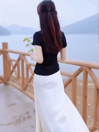 缎面的半身裙!真的是波光粼粼的!#夏季穿搭 #显高显瘦 #休闲又百搭 #半身裙 #优雅气质