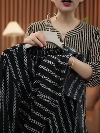 2025夏季新款时尚减龄妈妈装套装大码休闲中老年人女装女时尚套装#时尚减龄妈妈装 #妈妈装套装 #中老年人女装 #时尚套装 #面料舒适透气