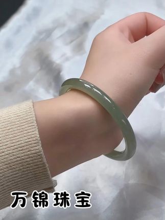 🌸小圈口的姐妹,一定不要错过这只和田玉手镯,来直播间看看吧!#万锦珠宝 #万锦珠宝直播间 #手镯 #和田玉手镯 #珠宝直播