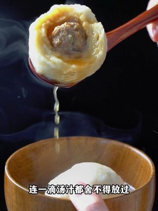 这鱼丸咬开能爆汁!纯鱼肉捶打6小时出胶,Q弹到能跳上桌,煮火锅丢几颗,鲜得汤底都变金汤!现做现发冷链锁鲜,下单48小时到嘴,库存告急速囤~ #手工鱼丸 #鲜味暴击 #吃货