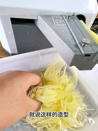 火锅店那些很热门的千丝土豆,原来都是这么切出来的,就说这样的造型,不告诉你切法,卖你18你是不是都觉得很便宜,关键有这样的切菜机,还能给你切其他造型,比如窗花藕片,渔网土豆什么的。#千丝土豆 #火锅店 #特色蔬菜