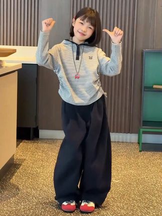 韩系风两件套套装,上身也太好看了吧,秋天就要给女儿穿的美美的,百搭洋气又简约,面料柔软舒适,中大童亲子款,闭眼冲!#女童套装 #卫衣 #潮童必备 #高品质童装 #生女儿就是用来打扮的
