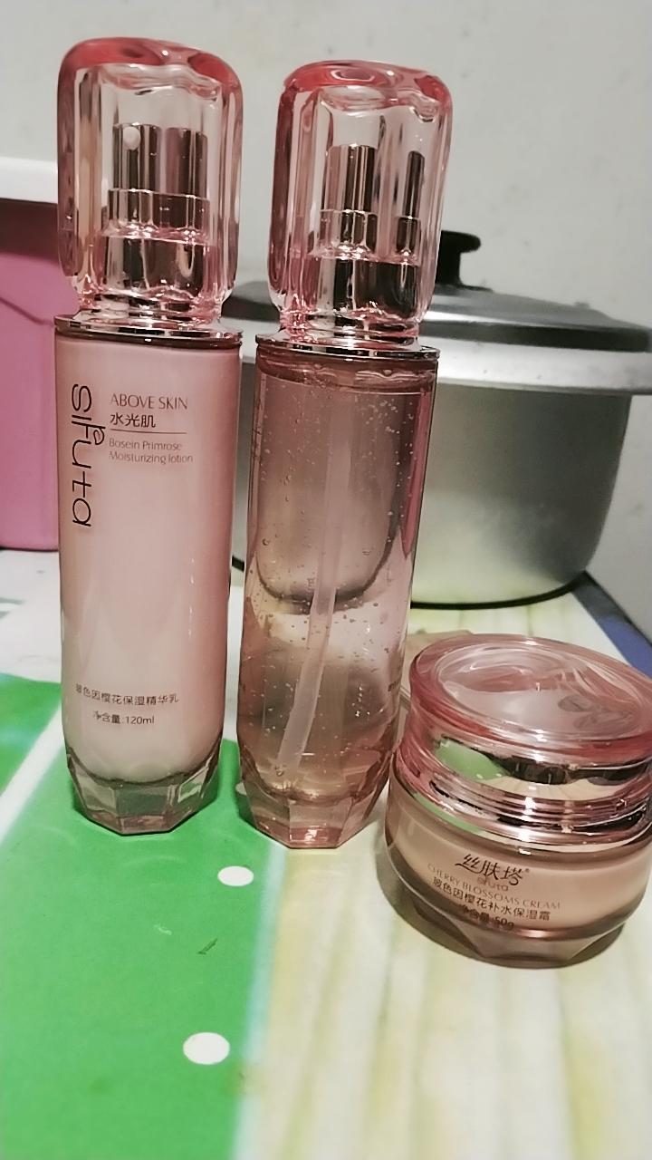 皮肤干燥缺水,用化妆品不吸收,试试这款水乳保湿提亮肤色,清爽不油腻,平时护肤就喜欢用它#水乳套装